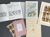 Plusieurs livres sont posés les uns à côté des autres sur une table.