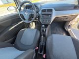 l'intérieur d'une petite voiture avec un volant et un tableau de bord
