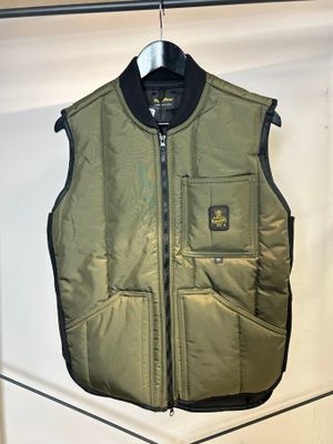 le gilet est suspendu à un cintre accroché au mur