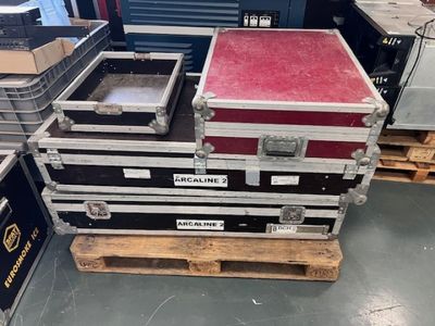 une pile de caisses posée sur une palette dans un entrepôt