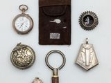 un grand nombre d'objets posés sur une table