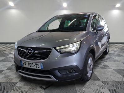 L'Opel grise est garée dans une grande pièce au sol carrelé en damier.