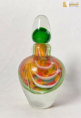 une bouteille en verre avec un tourbillon coloré à l'intérieur