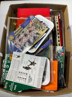 une boîte en carton remplie de livres et de magazines posée sur une table