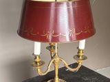 une lampe posée sur une table