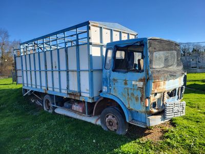 BERLIET JK75 (SAVIEM) ancien camion bétaillère Portant ancie…