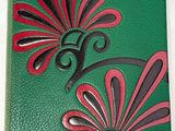 portefeuille en cuir vert, rouge et noir orné d'un motif floral