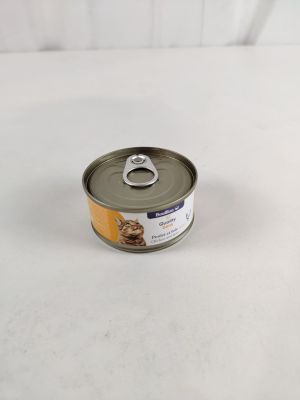 une boîte de nourriture pour chat ouverte posée sur une table blanche