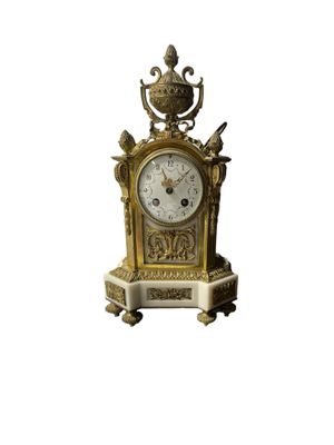 Pendule borne à pans coupés en marbre blanc et riche ornemen…