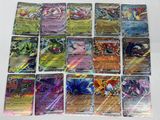 les cartes pokémon sont alignées sur une surface blanche