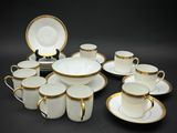 un ensemble de tasses et soucoupes en porcelaine blanche et dorée