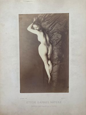une vieille photo d'une femme nue allongée sur un lit