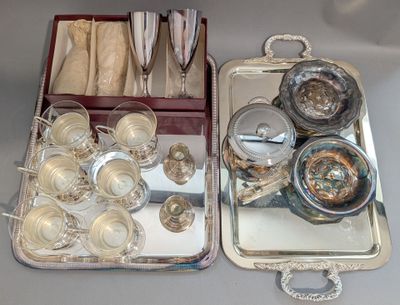 deux plateaux de couverts et des couverts posés sur une table