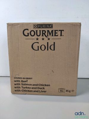 une boîte « Gourmet Gold » contenant du bœuf et du poulet, ainsi que du poulet et du foie