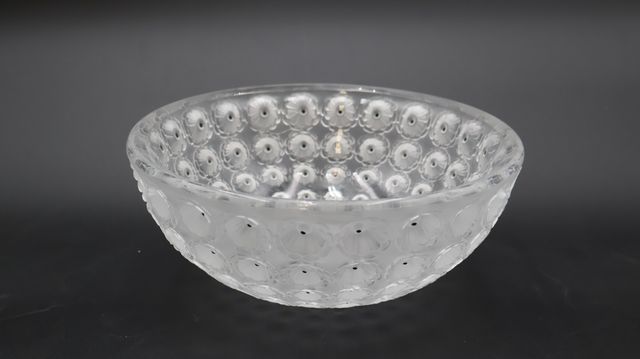 LALIQUE France. Coupe « Nemours » en verre moulé rehaussé d’émail...