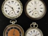 Quatre types différents de montres de poche sont exposés sur un fond noir