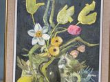 un tableau représentant des fleurs dans un vase posé sur une étagère