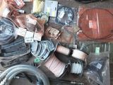 un grand nombre d'objets posés sur une table