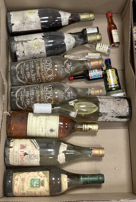 plusieurs bouteilles de vin dans une caisse sur la table