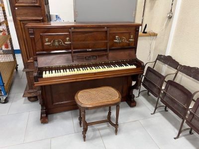 Piano droit ancien KLEIN avec son tabouret canné style Louis…