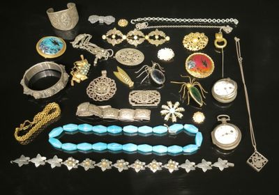 de nombreux types de bijoux posés sur une table noire