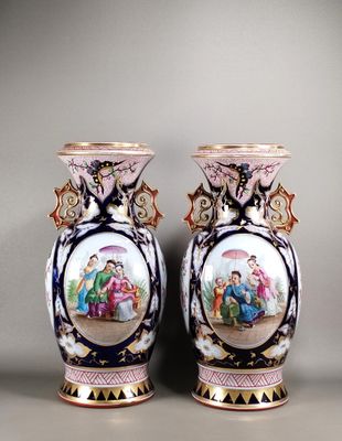 deux vases décorés d'une peinture, posés côte à côte
