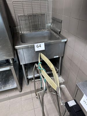 un évier en métal et une chaise en métal dans une cuisine
