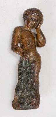 statue en bronze représentant une femme portant la main à son visage