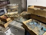 beaucoup de bouteilles et de verres vides dans une pièce