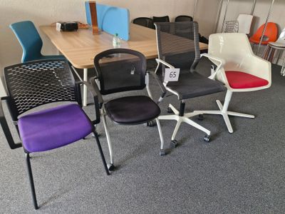 de nombreuses chaises disposées autour d'une table dans une pièce
