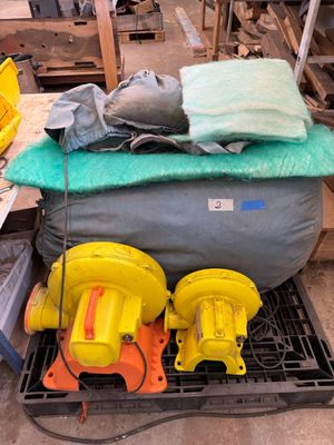 une pile de bouches d'incendie jaunes et jaune vif posées sur une palette
