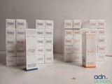 plusieurs boîtes sont empilées sur une table