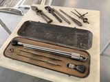 un grand nombre d'outils posés sur une table