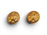 une paire de boucles d'oreilles plaquées or, ornées d'un motif représentant un oiseau et une fleur