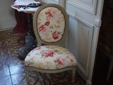 une chaise qui se trouve dans le coin d'une pièce