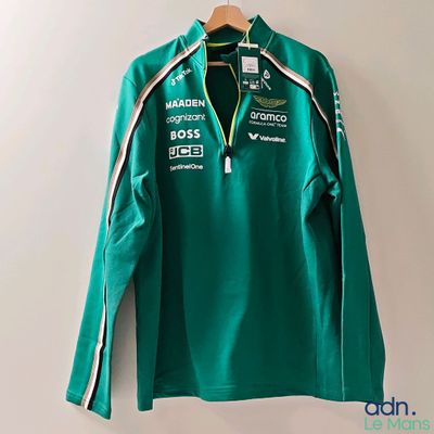 Le t-shirt est vert et blanc, avec une rayure noire et blanche.