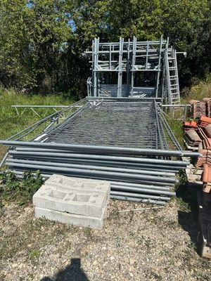 un camion garé à côté d'un tas de briques