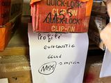 une pancarte posée sur une étagère sur laquelle on peut lire « Quicklock Clock Club »