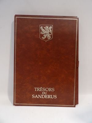 un vieux livre marron orné d'un blason, posé sur une surface blanche