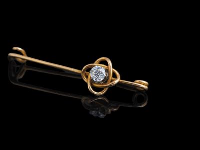 une image représentant une broche en or et diamants
