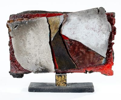 une œuvre d'art exposée sur un socle