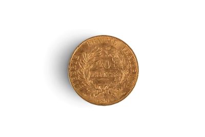 gros plan d'une pièce d'or sur une surface blanche