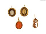 trois bijoux sont présentés sur une surface blanche