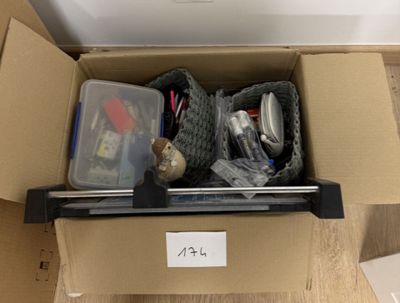 une boîte en carton contenant un ordinateur portable et d'autres objets