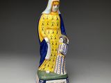 statue d'une femme tenant un livre entre ses mains