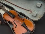 un violon posé dans son étui sur une table
