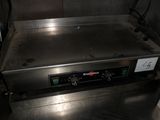 une photo d'une cuisinière professionnelle dans une cuisine professionnelle