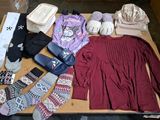 une table sur laquelle sont disposés de nombreux vêtements et accessoires
