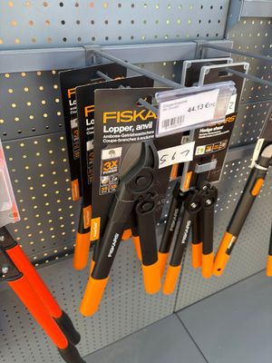 many different types of pliers on display in a store