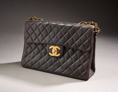 un sac Chanel noir avec des finitions dorées